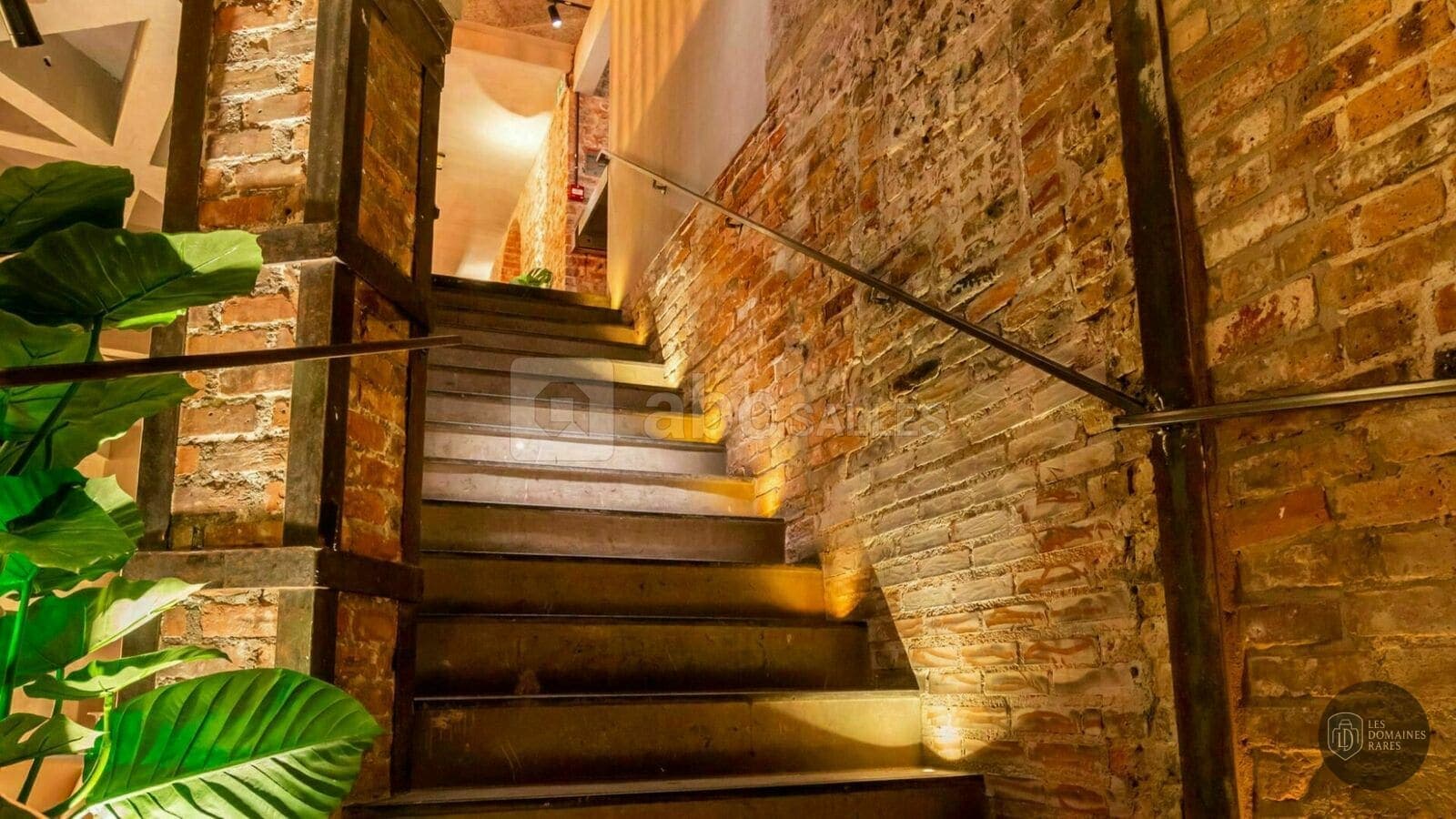Escalier intérieur avec mur en briques