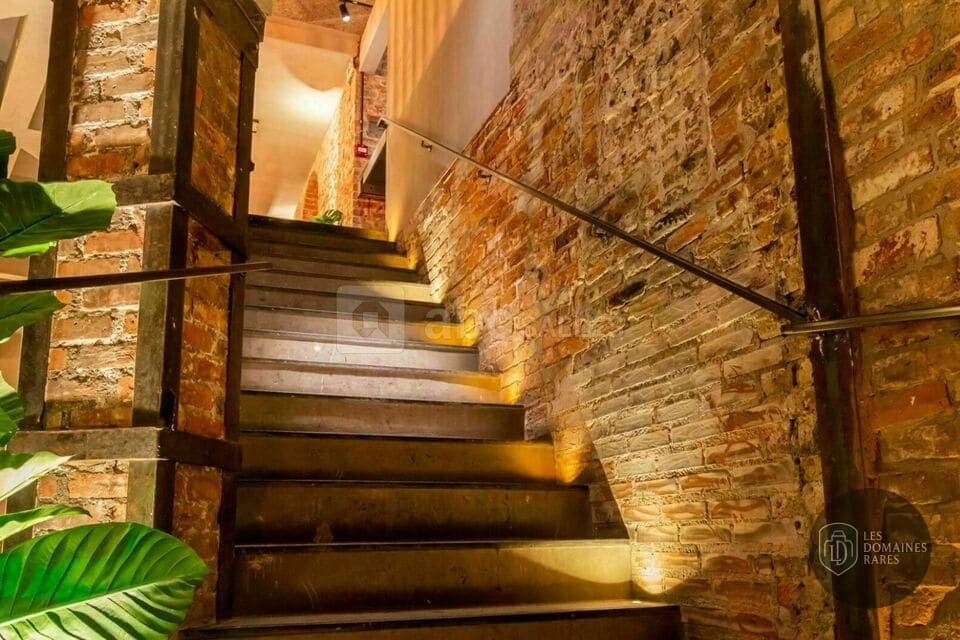 Escalier intérieur avec murs en briques