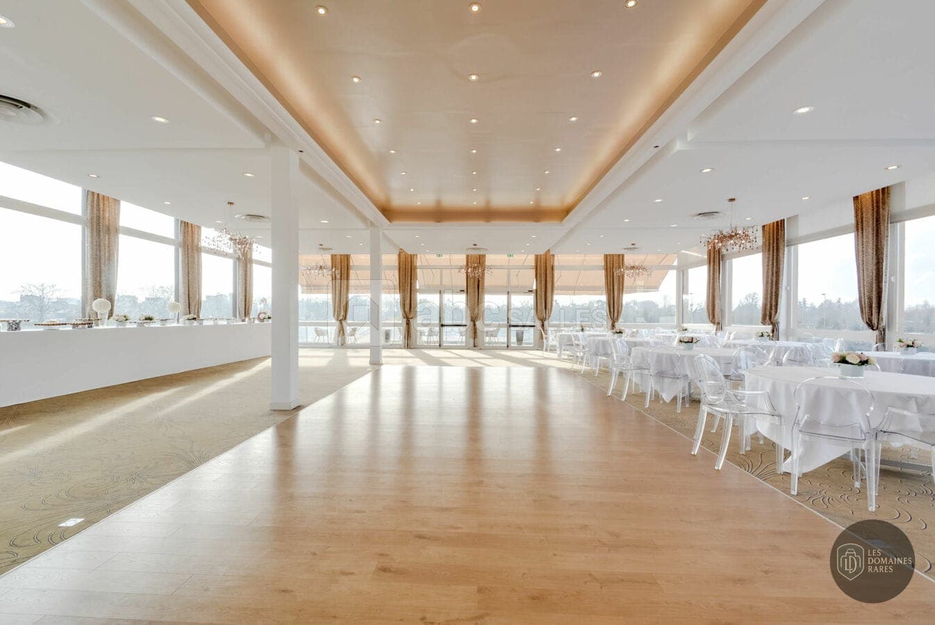 Grande salle lumineuse avec tables rondes