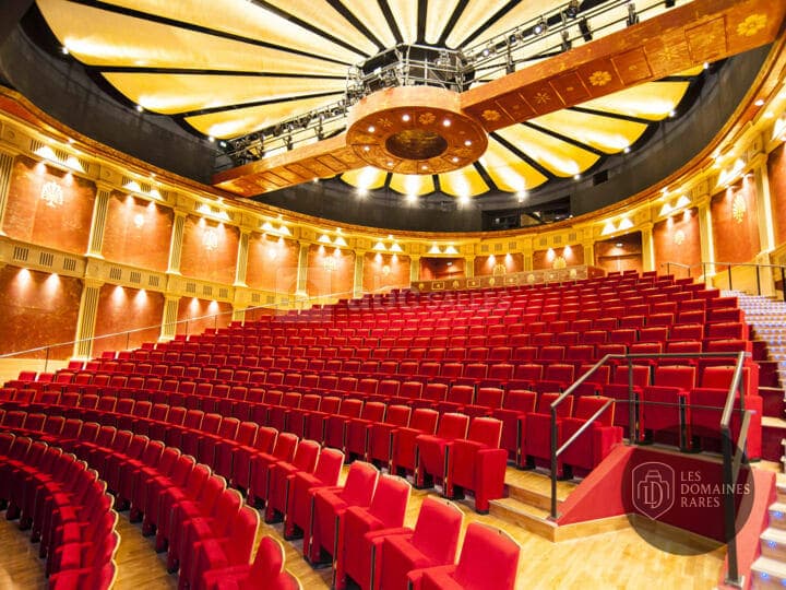 Salle de spectacle avec sièges rouges