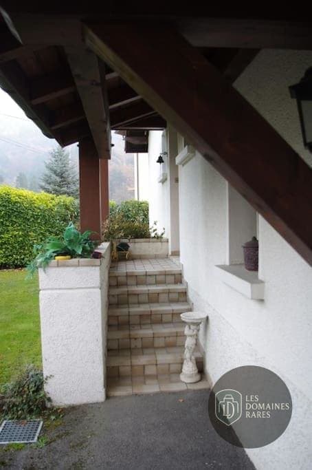 Vue extérieure du lieu Mont Foot 5 à Seynod en Auvergne-Rhône-Alpes