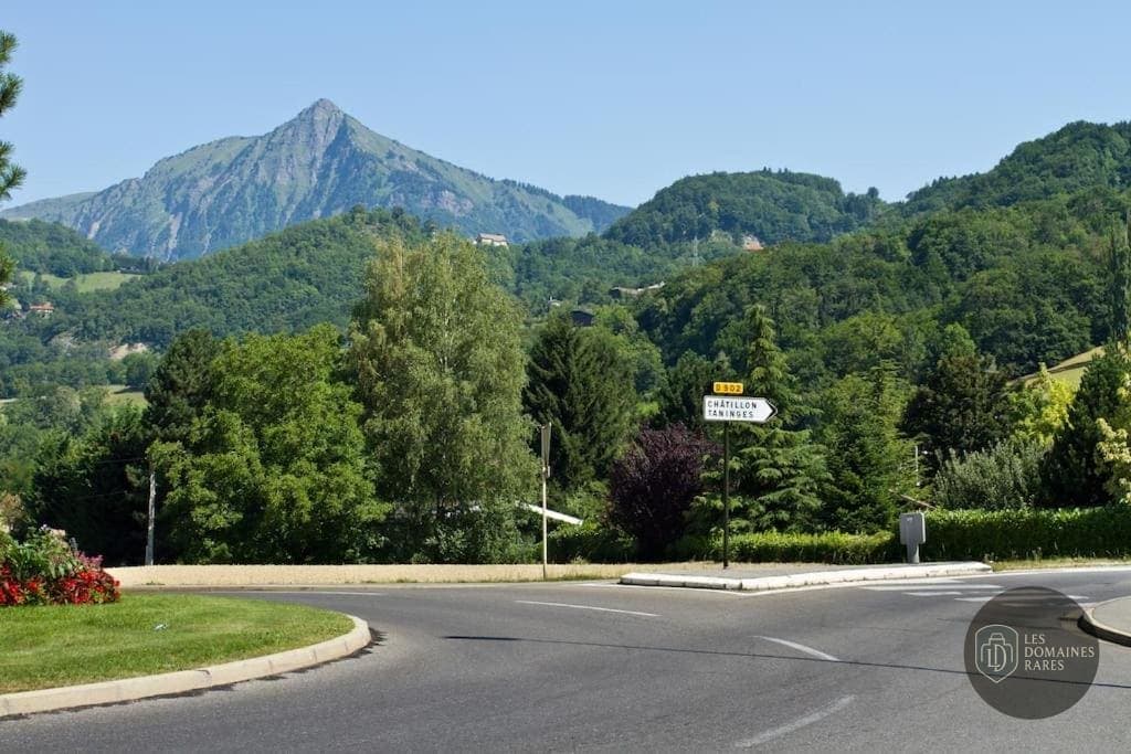 Vue extérieure du lieu Mont Foot 5 à Seynod en Auvergne-Rhône-Alpes
