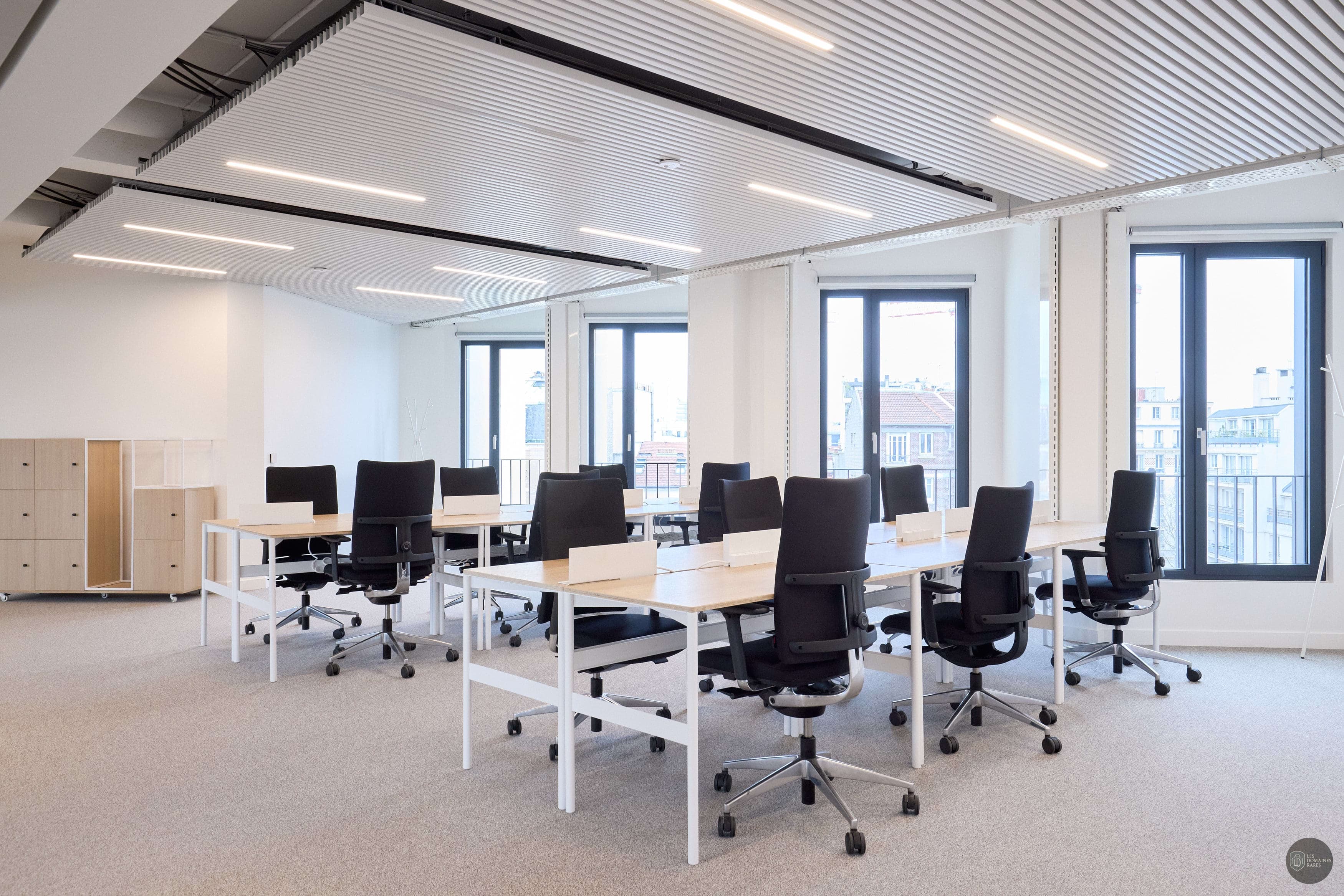 Salle de réunion avec bureaux partagés