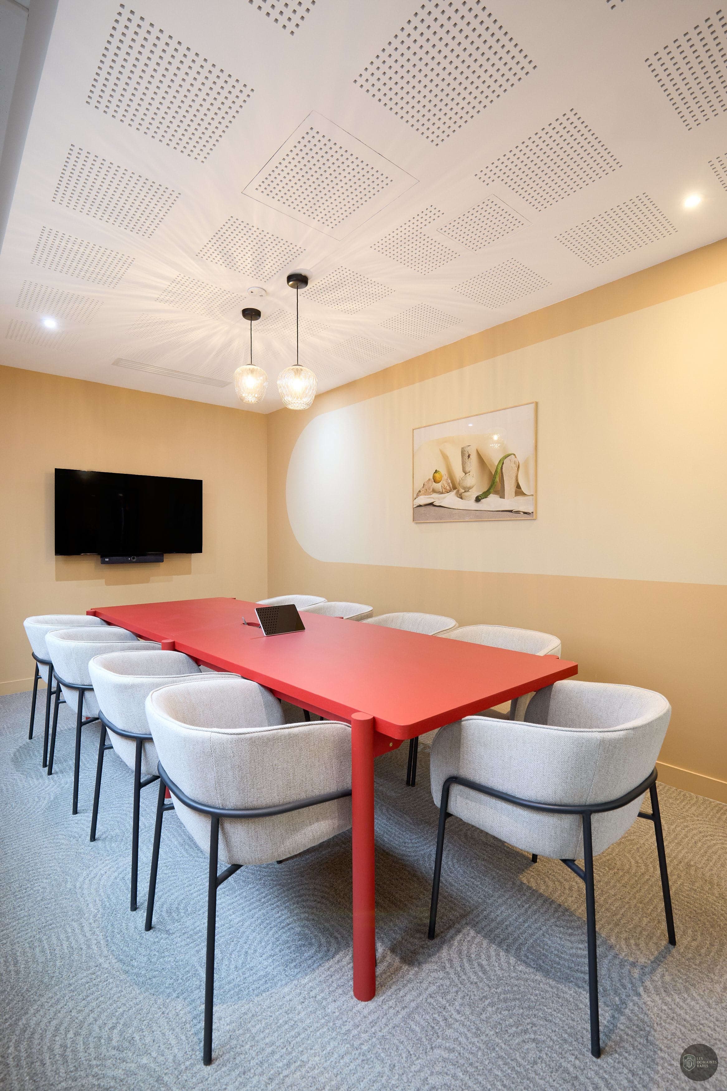 Salle de réunion avec table rouge