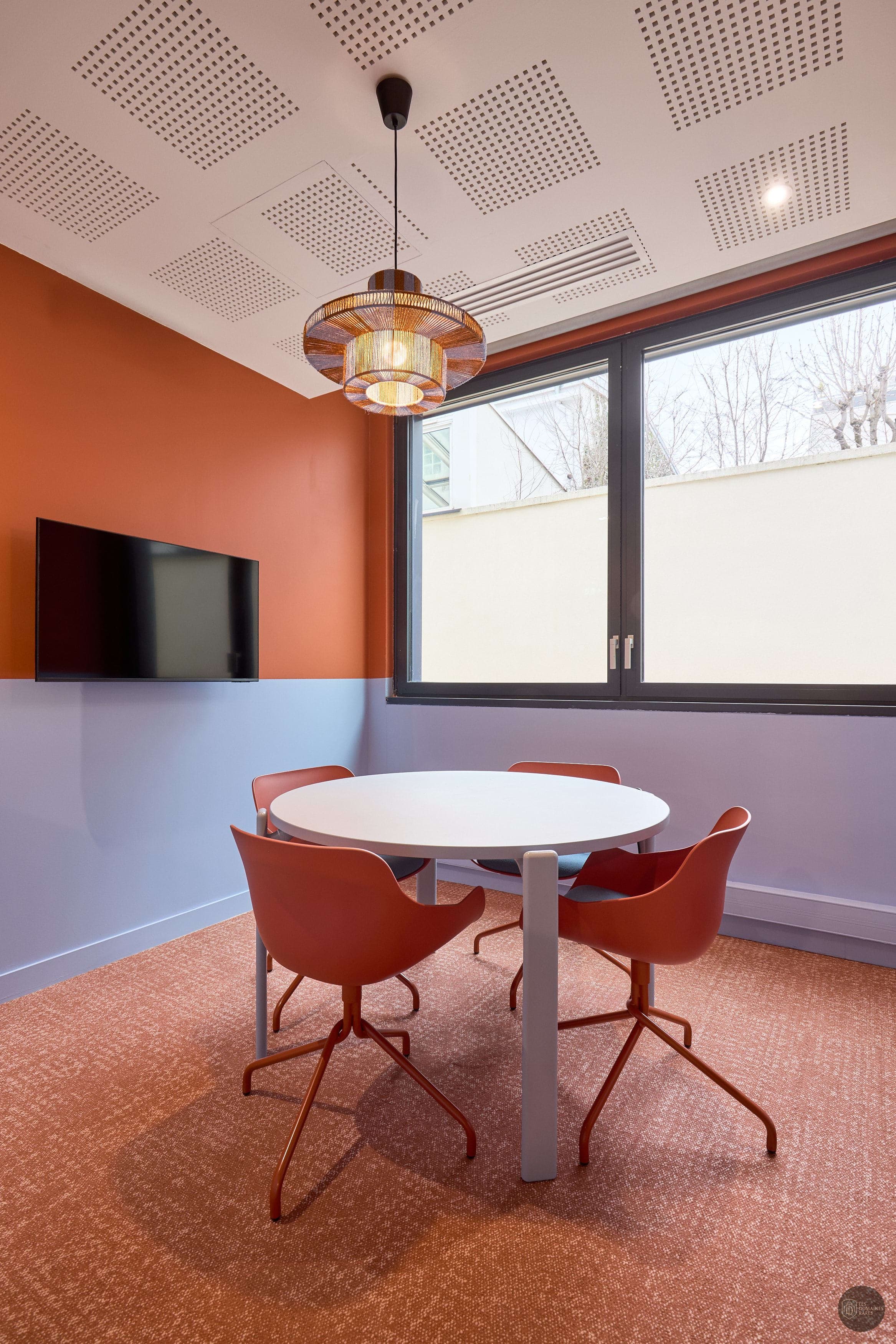 Salle de réunion avec table ronde