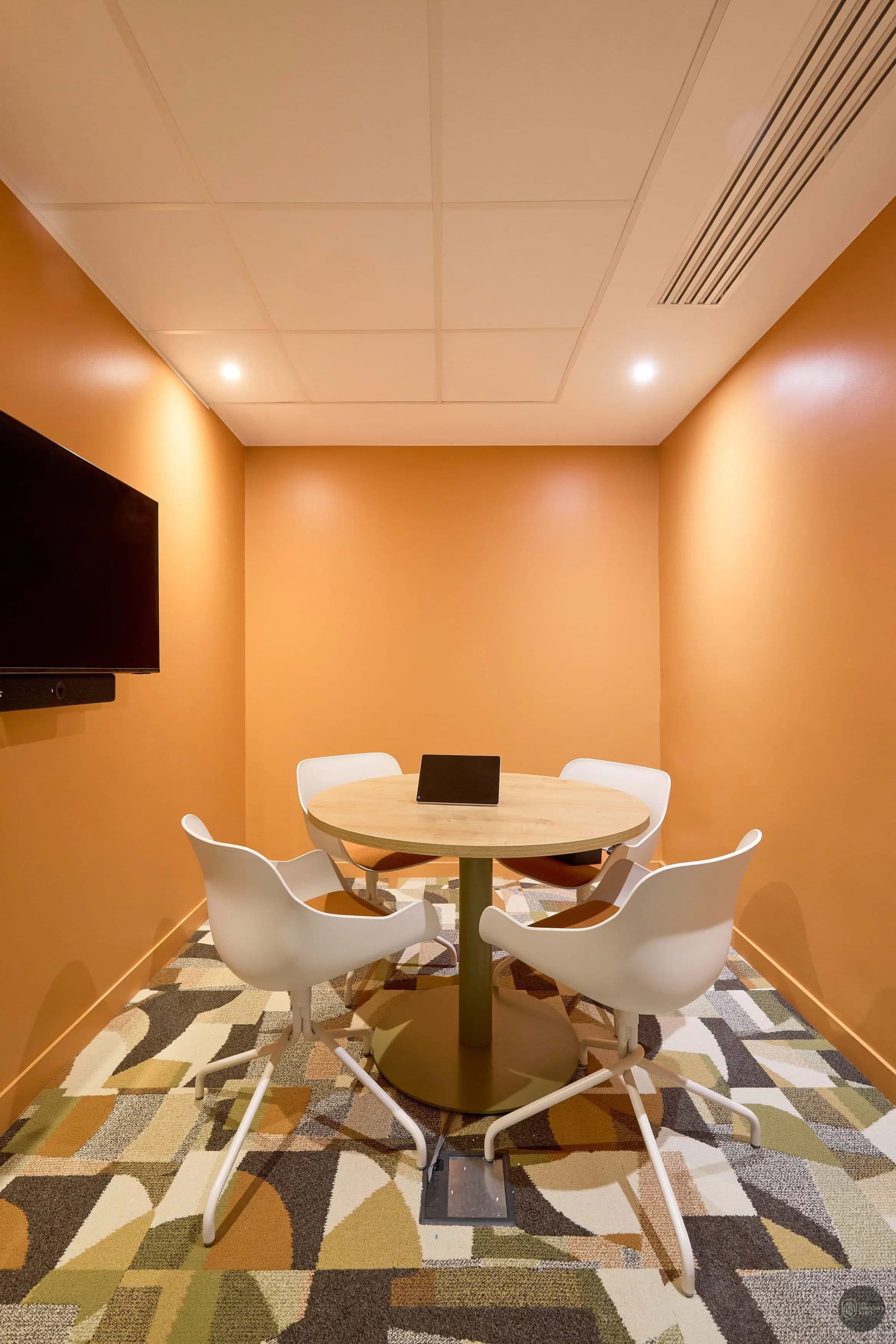 Petite salle de réunion orange