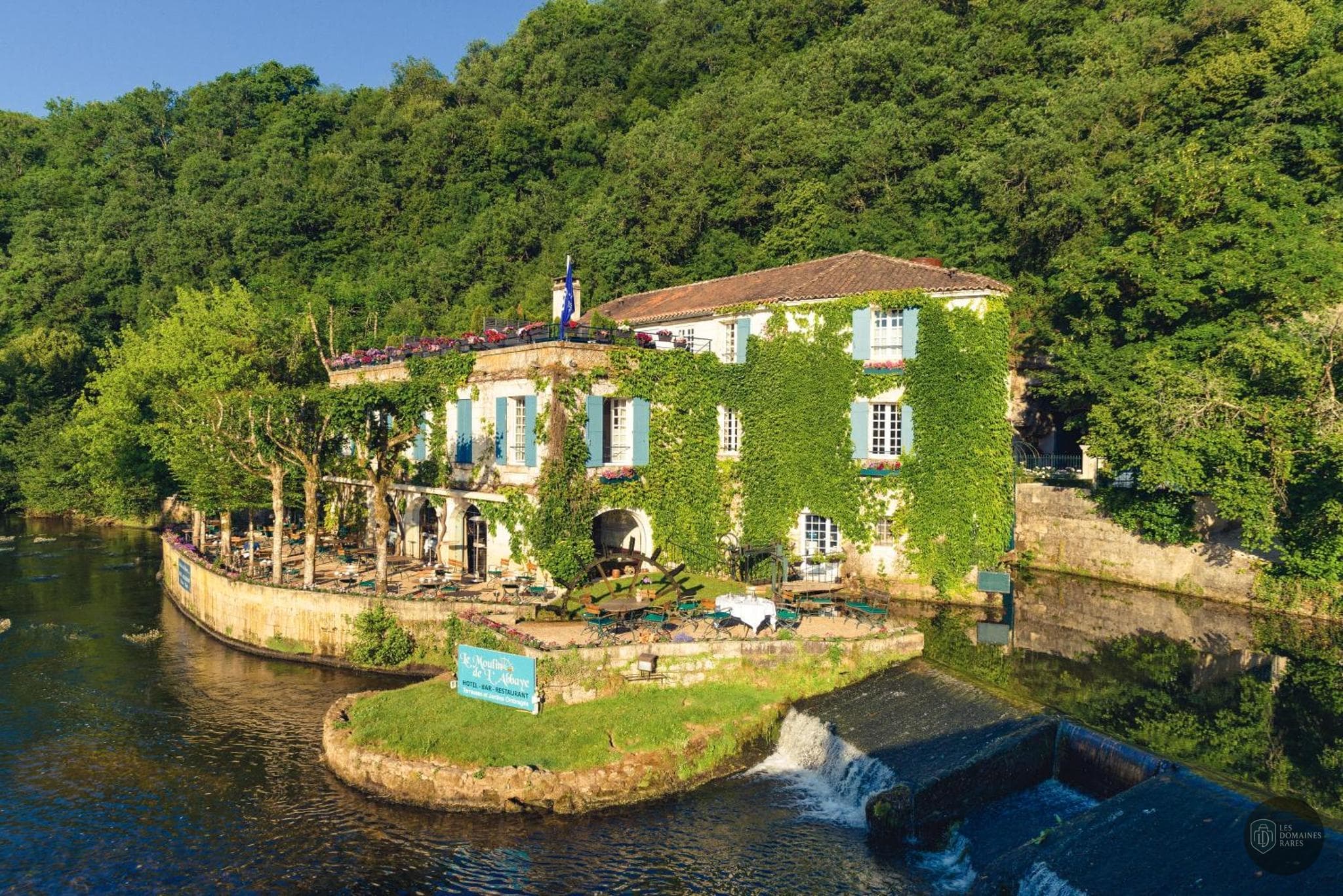Vue extérieure de l'hôtel Moulin de l'Abbaye à La en Nouvelle-Aquitaine