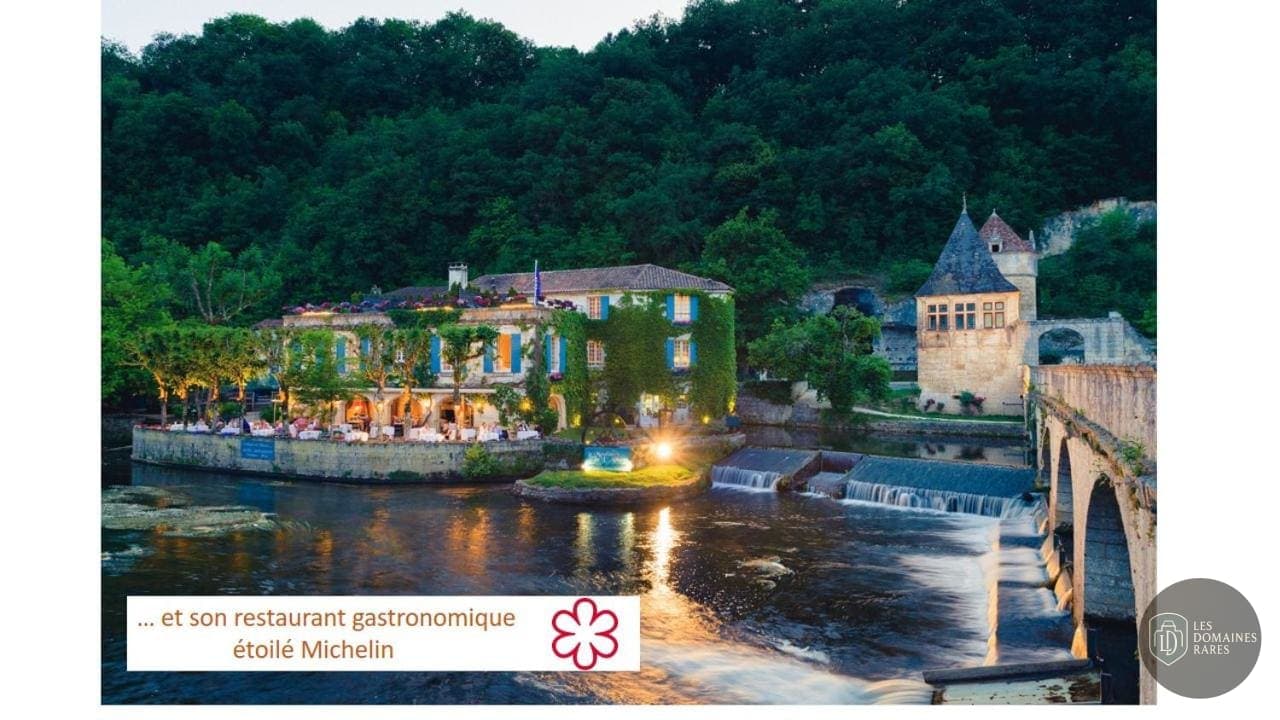 Vue extérieure de l'hôtel Moulin de l'Abbaye à La en Nouvelle-Aquitaine