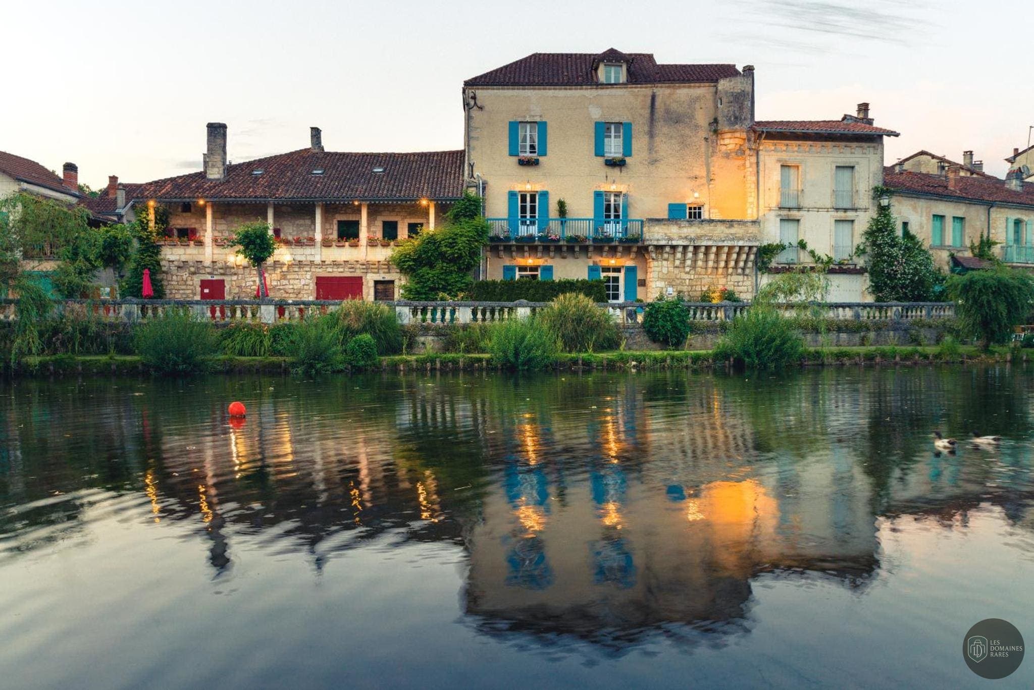 Vue extérieure de l'hôtel Moulin de l'Abbaye à La en Nouvelle-Aquitaine