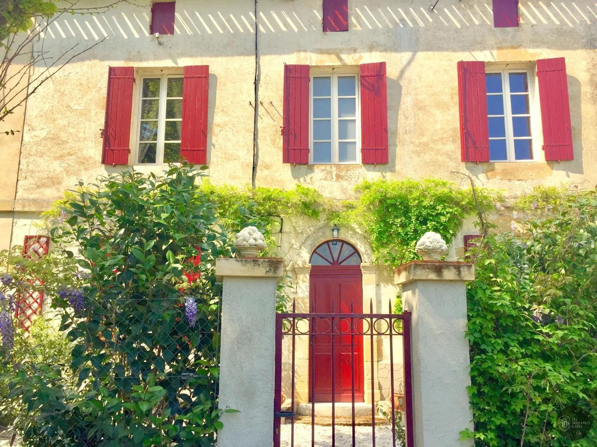Vue extérieure de l'hôtel Moulin des Sandaux en Nouvelle-Aquitaine