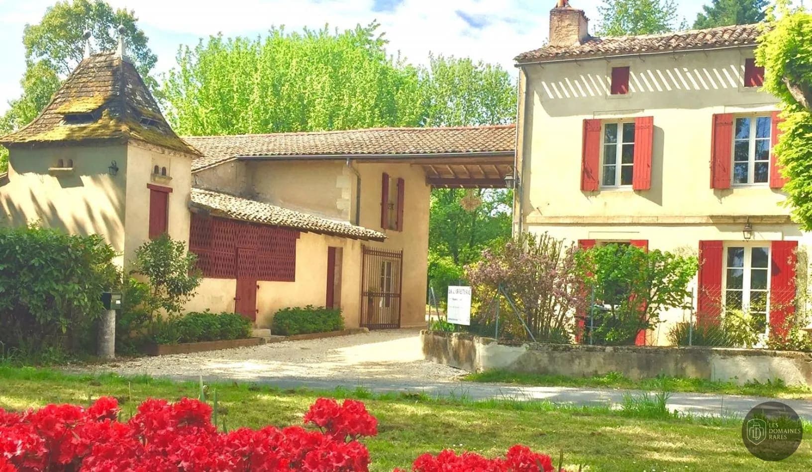 Vue extérieure de l'hôtel Moulin des Sandaux en Nouvelle-Aquitaine