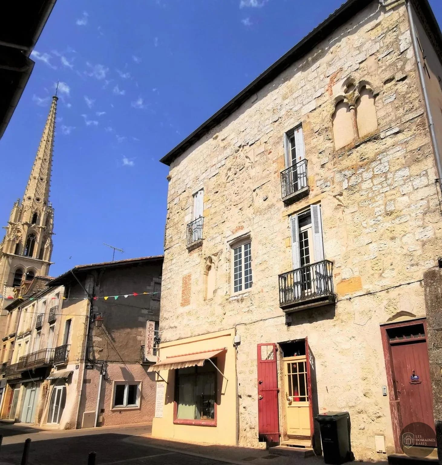 Vue extérieure de l'hôtel Moulin des Sandaux en Nouvelle-Aquitaine
