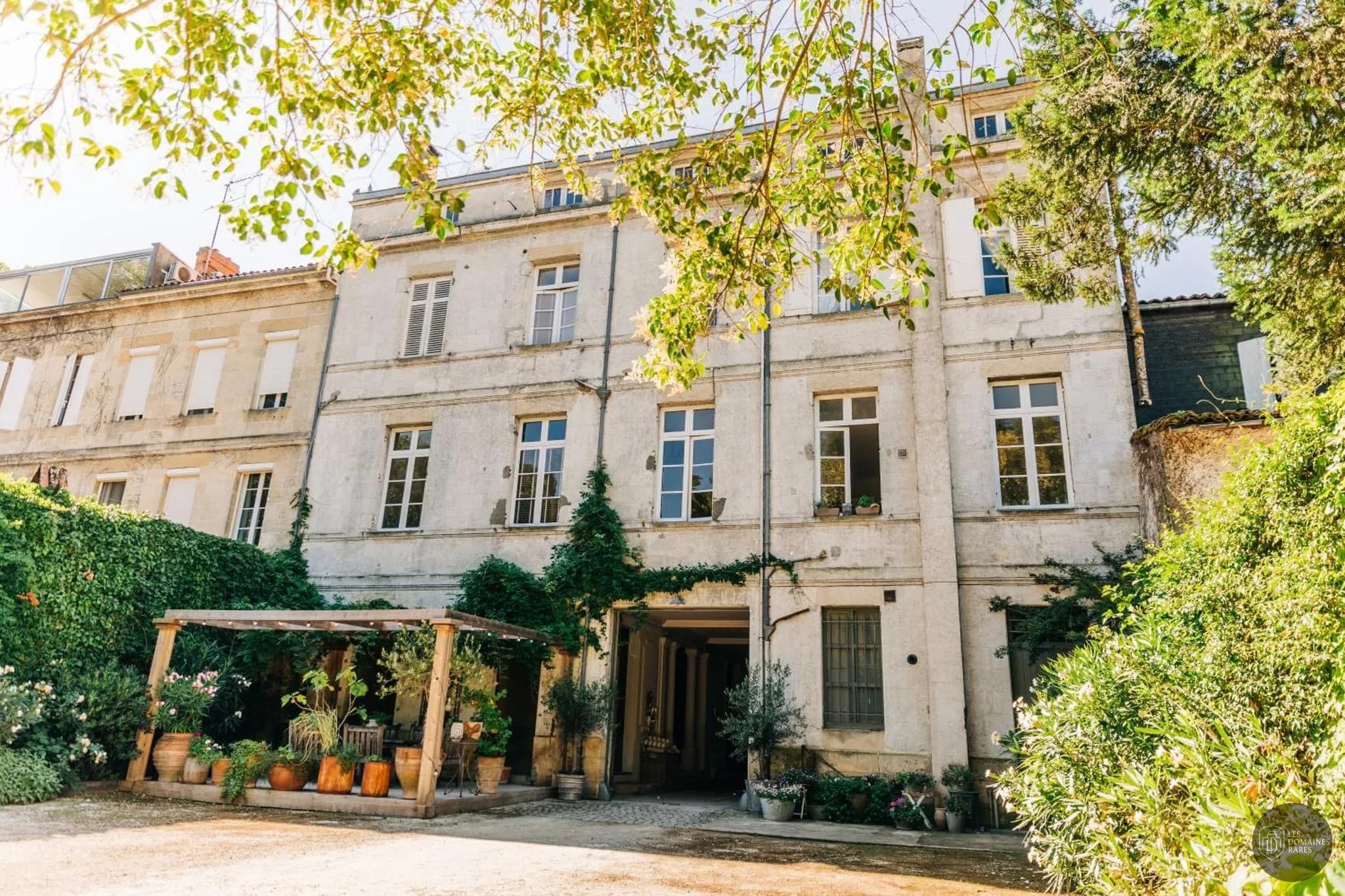 Vue extérieure de l'hôtel Moulin des Sandaux en Nouvelle-Aquitaine