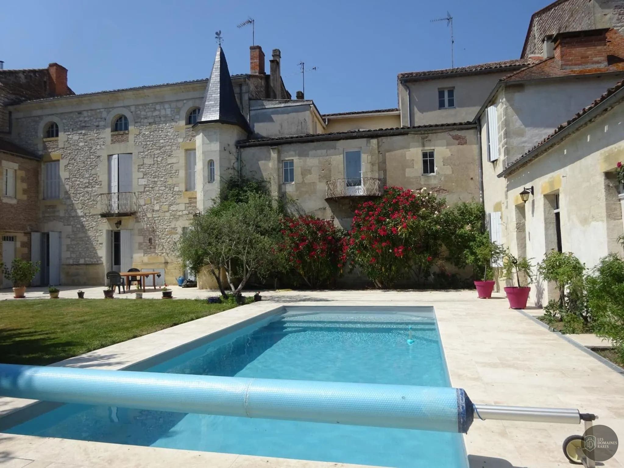 Vue extérieure de l'hôtel Moulin des Sandaux en Nouvelle-Aquitaine