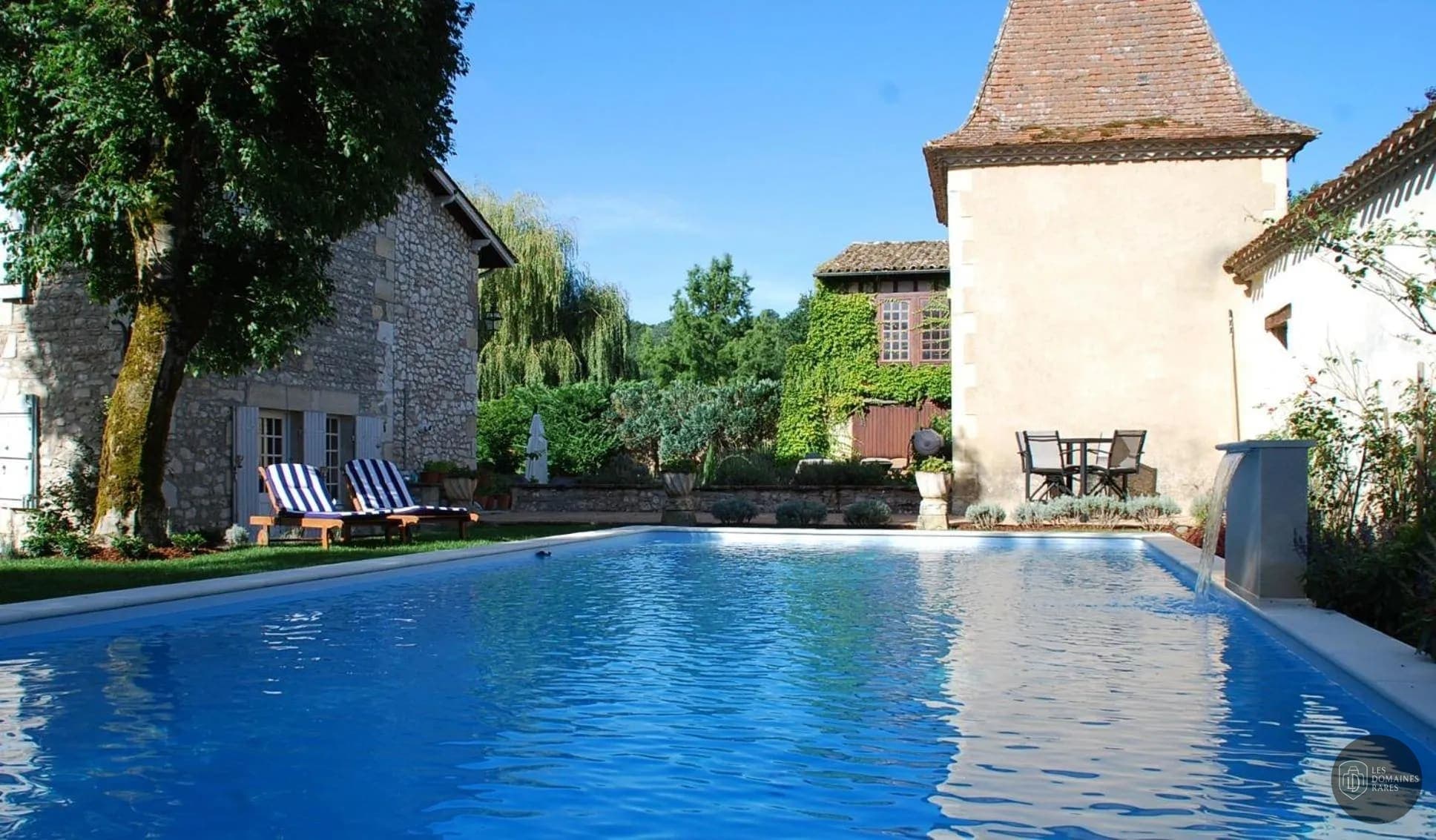 Vue extérieure de l'hôtel Moulin des Sandaux en Nouvelle-Aquitaine