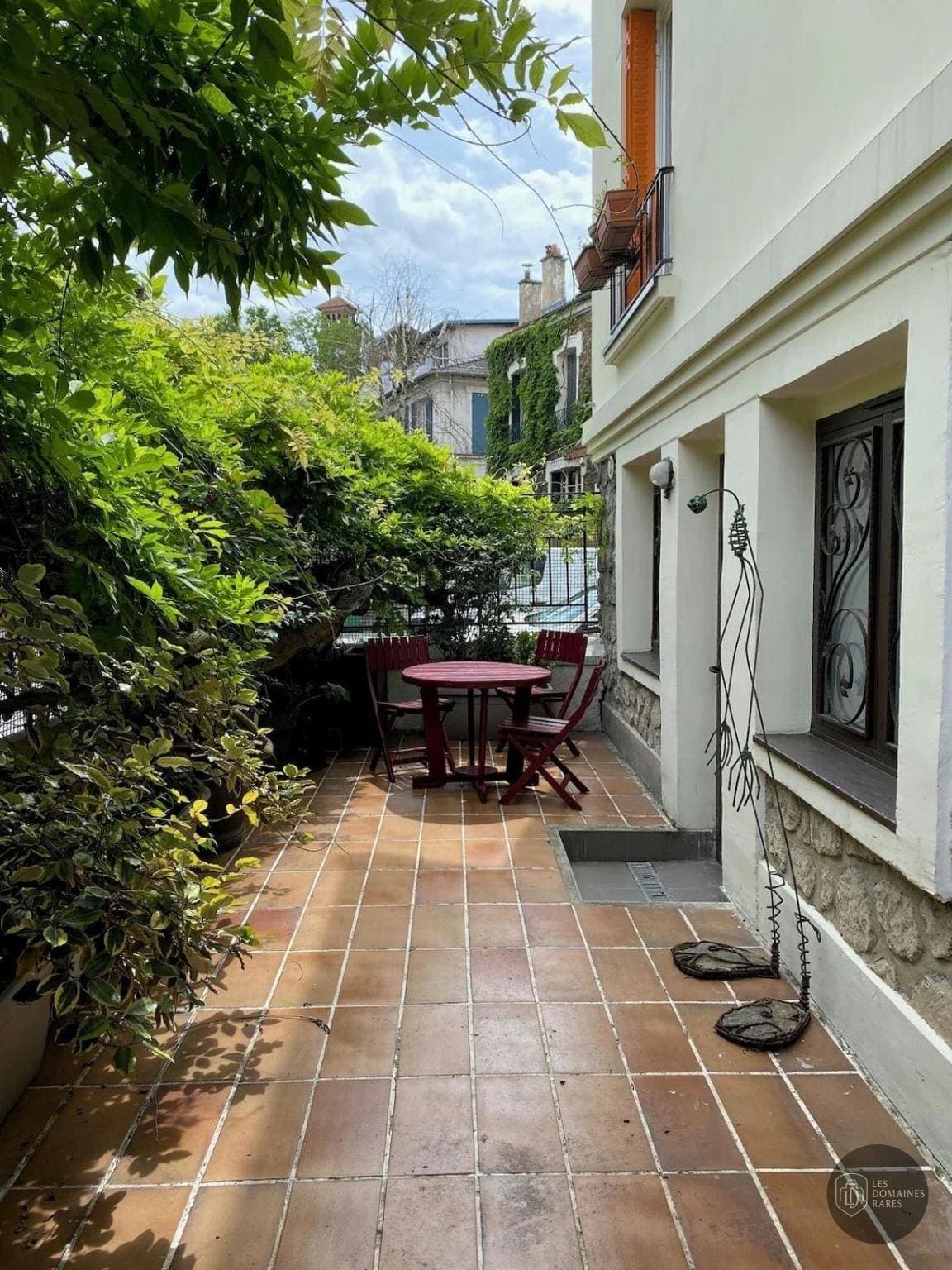 Vue extérieure du lieu Mouzaïa à Paris en Île-de-France