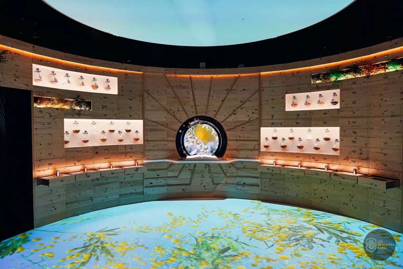 Intérieur avec décor sur le thème botanique