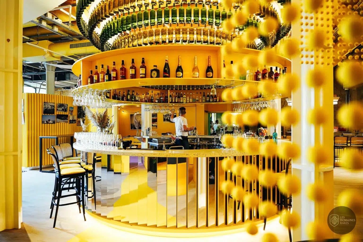 Bar avec collection de bouteilles