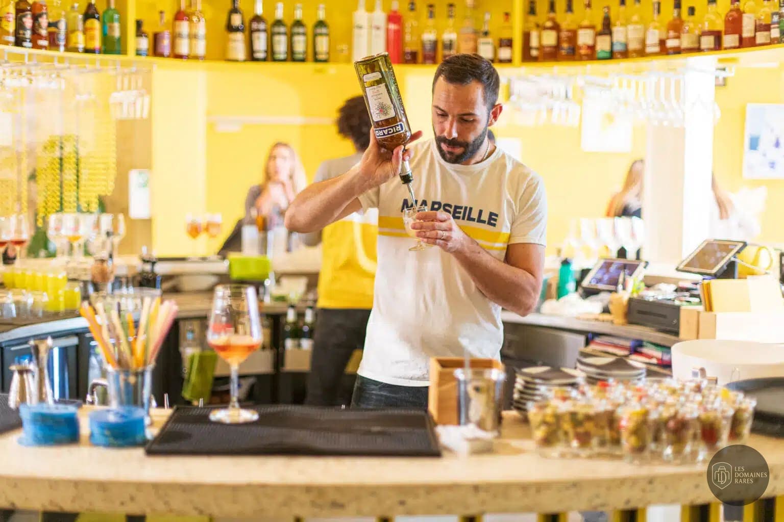 Barman préparant un cocktail au bar