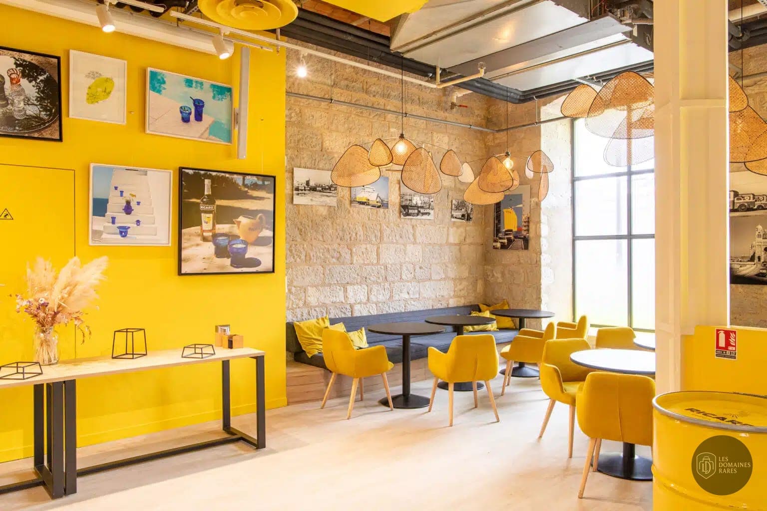 Salle de restaurant jaune et moderne