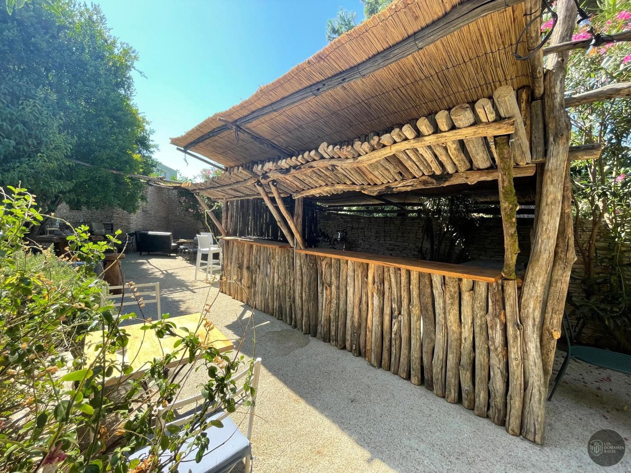 Vue extérieure de l'hôtel Nîmotel à Nîmes en Occitanie