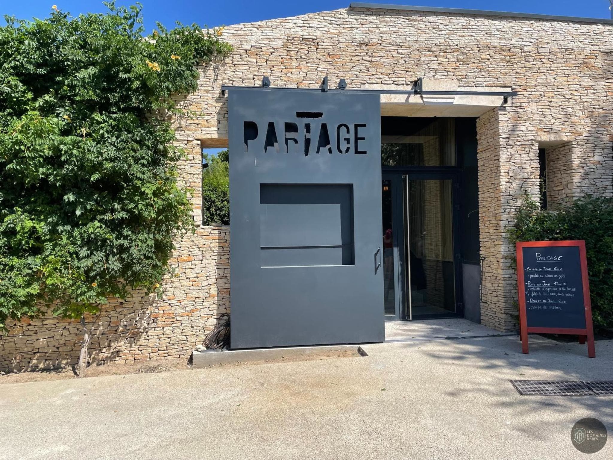 Vue extérieure de l'hôtel Nîmotel à Nîmes en Occitanie