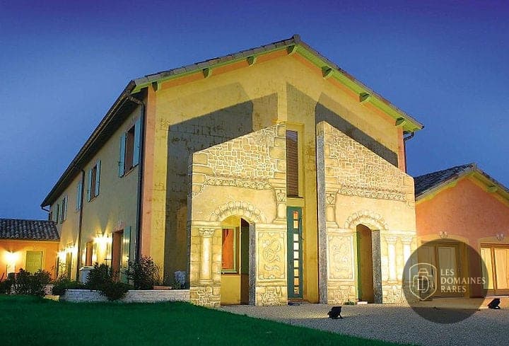 Façade du bâtiment principal la nuit