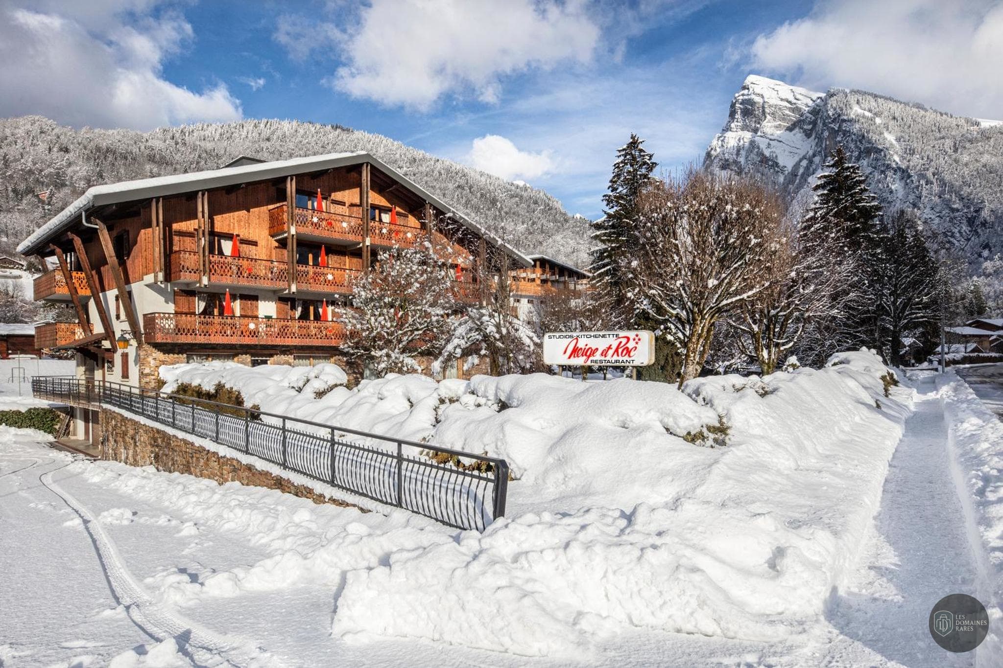 Vue extérieure de l'hôtel Neige et Roc à Samoëns en Auvergne-Rhône-Alpes
