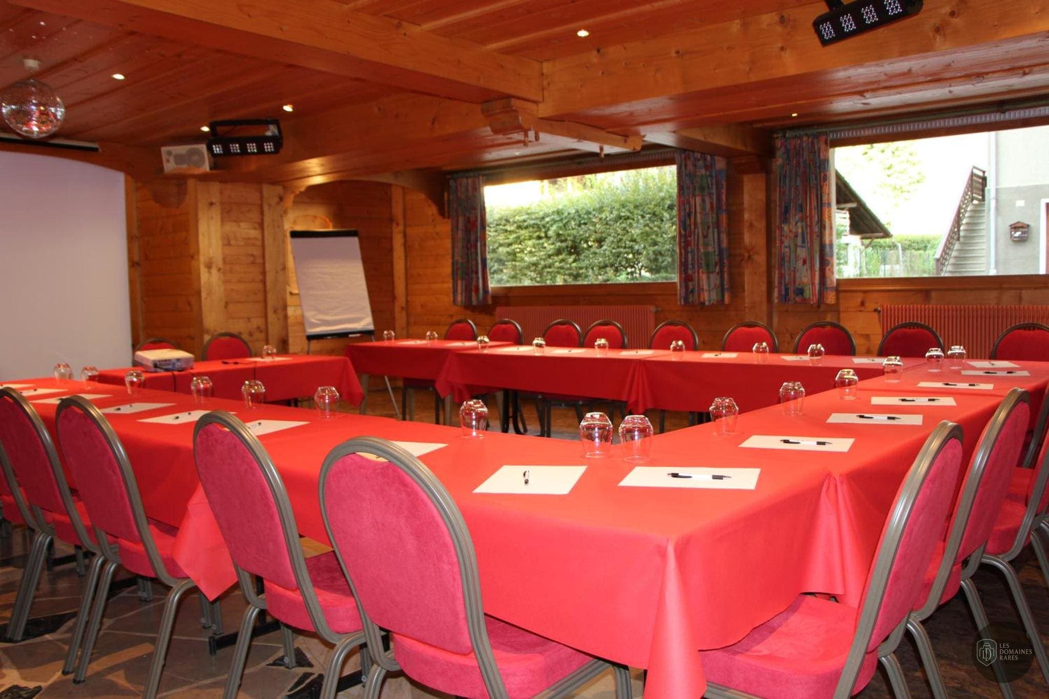 Salle de réunion 1 de l'hôtel Neige et Roc à Samoëns en Auvergne-Rhône-Alpes