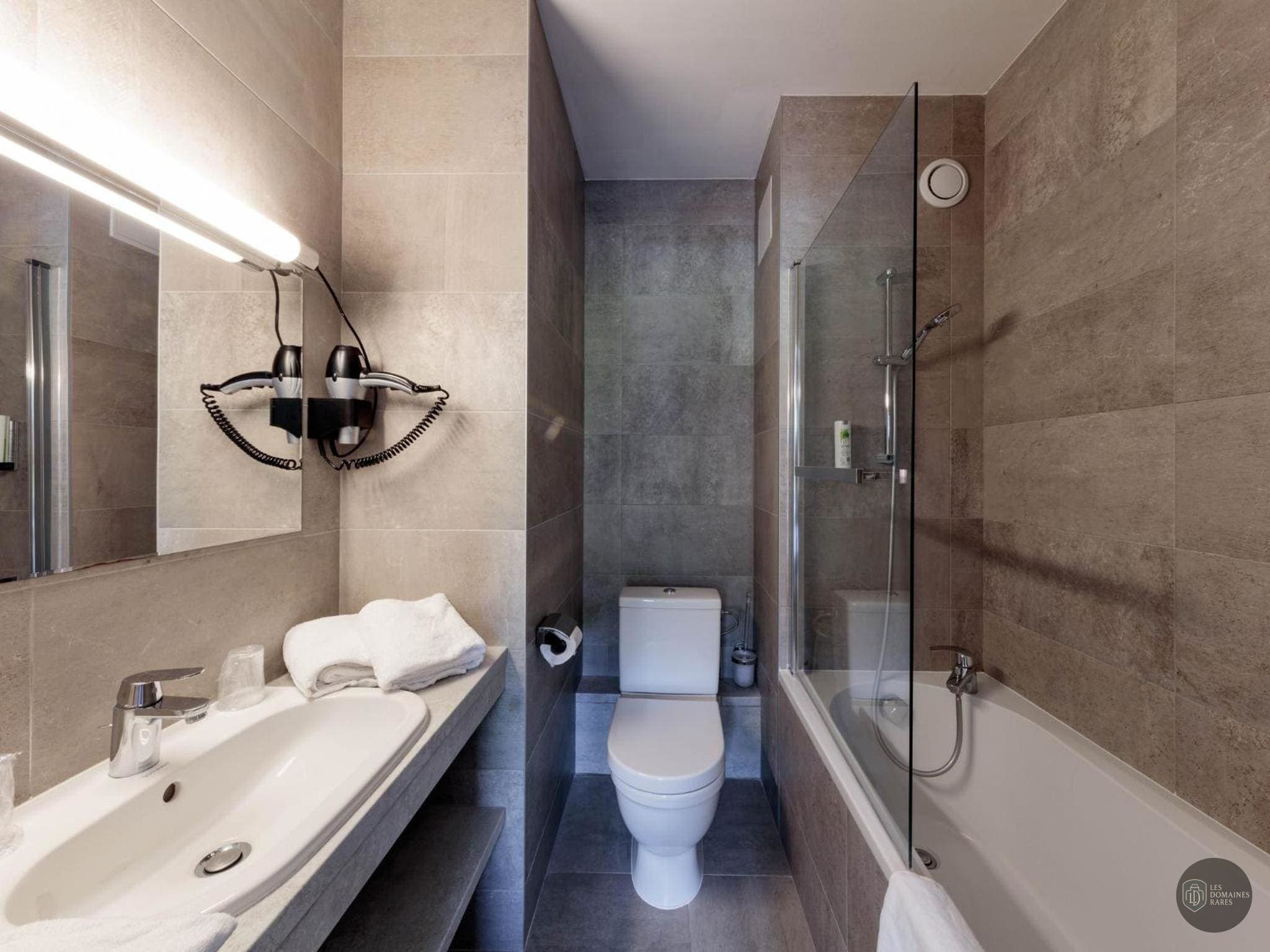 Salle de bain de l'hôtel Noemys Morgon en Auvergne-Rhône-Alpes