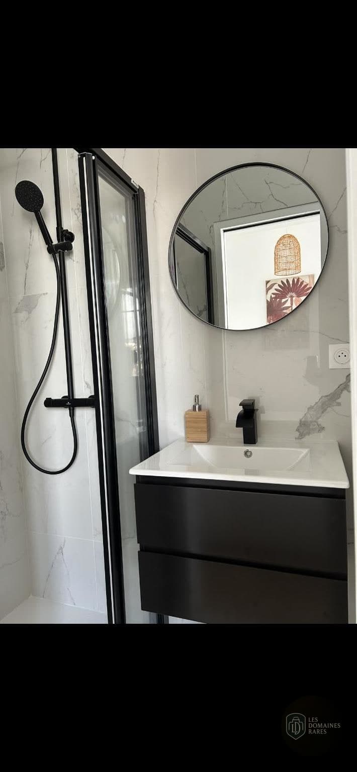 Salle de bain du lieu Normotel La Marine en Normandie