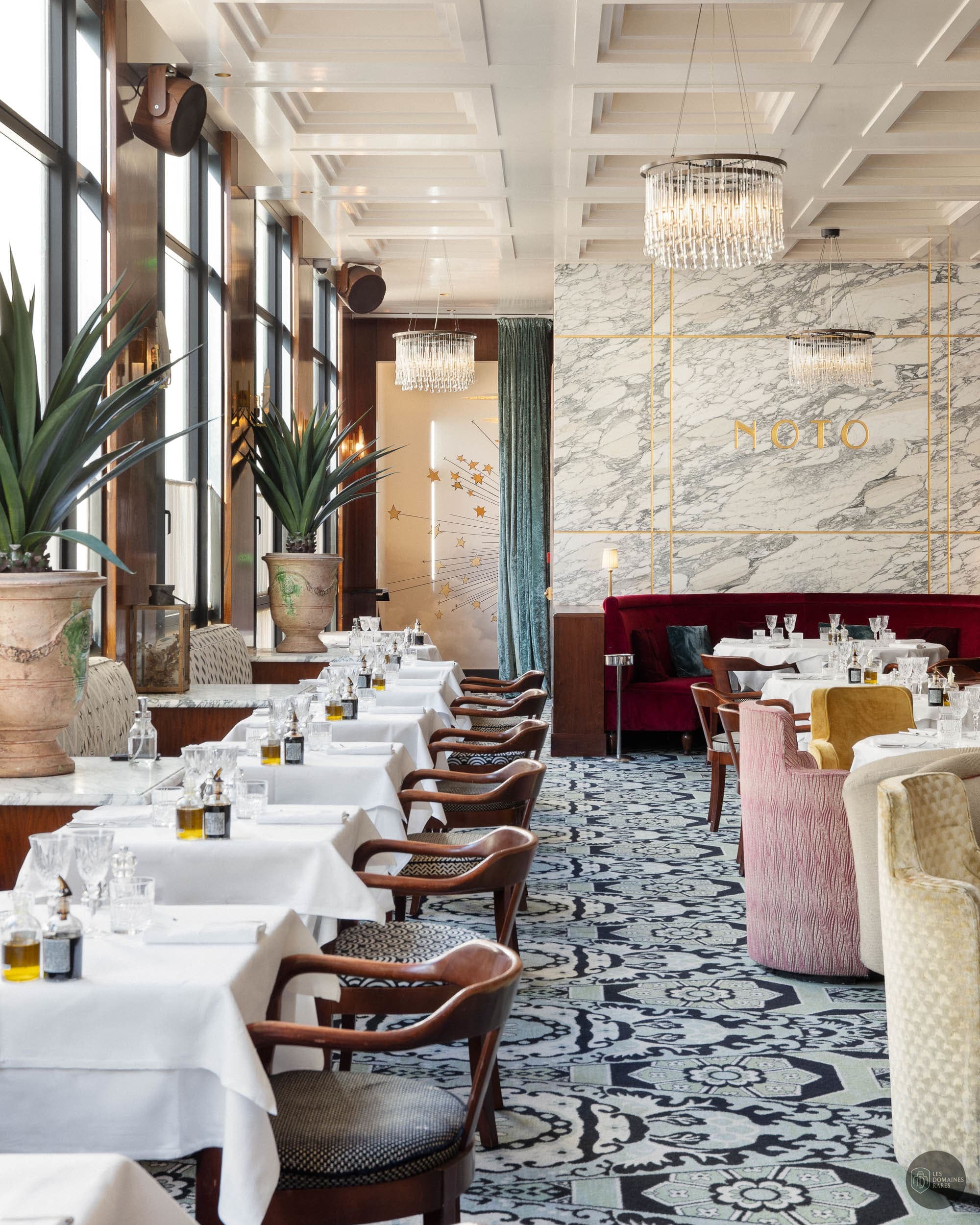 Salle du restaurant avec tables dressées
