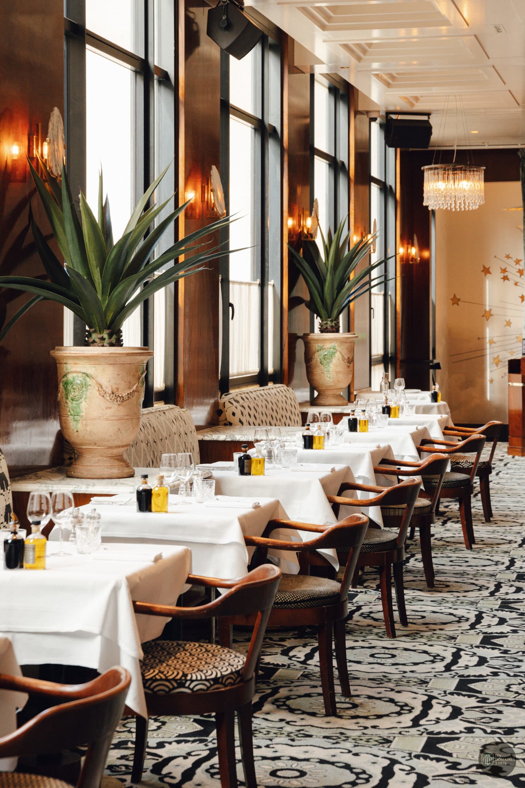 Salle du restaurant avec tables dressées