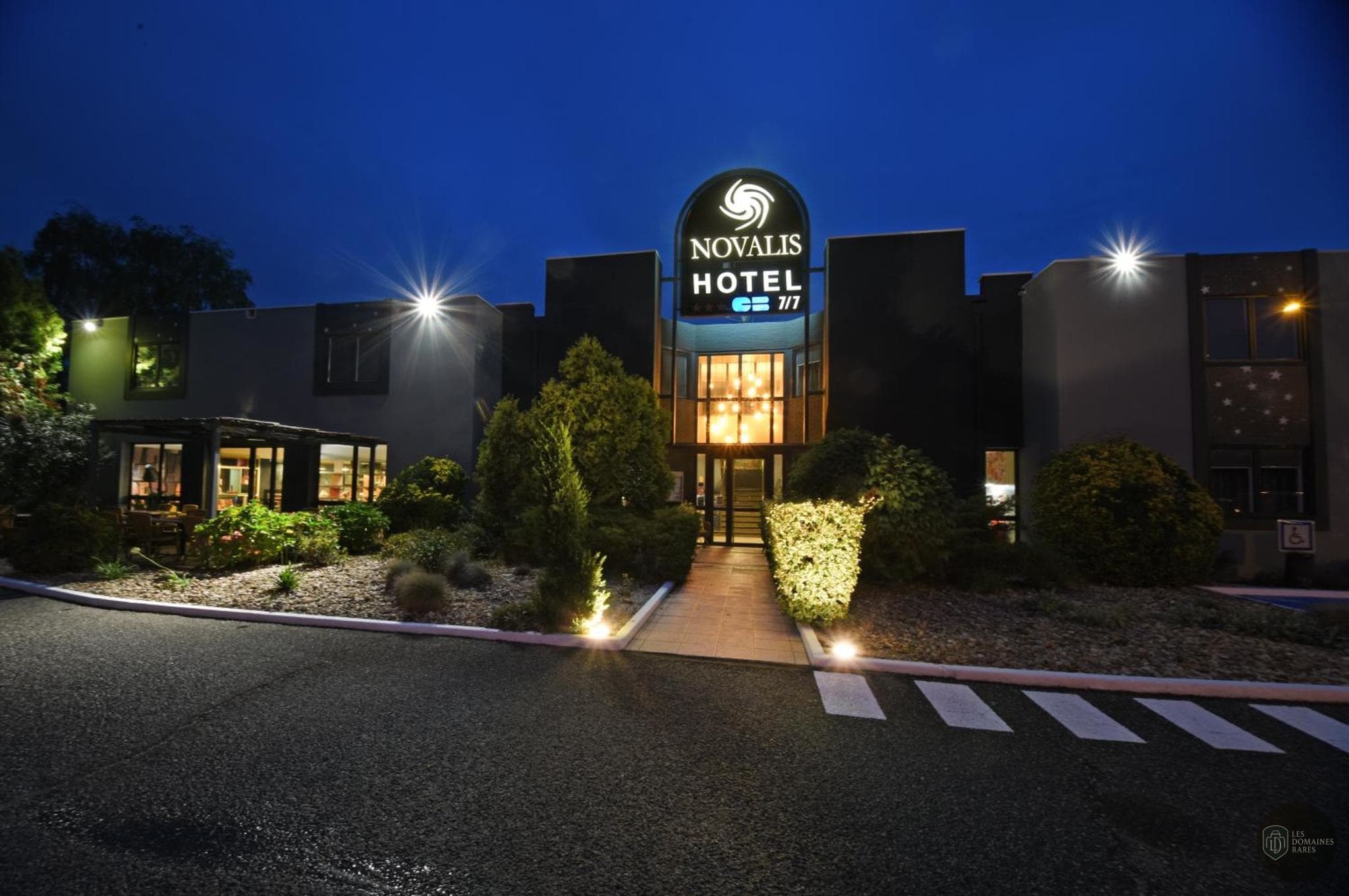 Vue extérieure de l'hôtel Novalis Hôtel à Gradignan en Nouvelle-Aquitaine