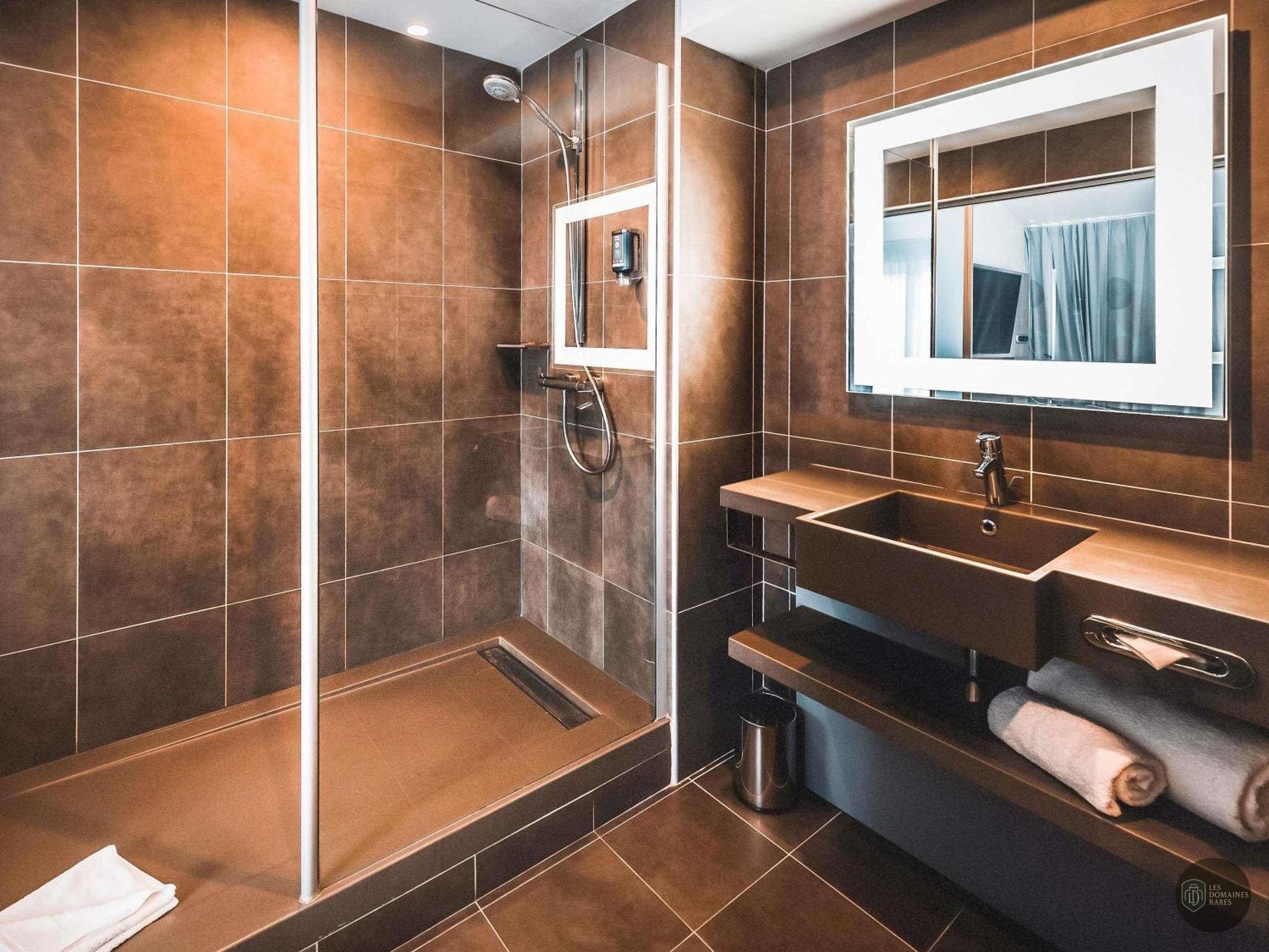 Salle de bain de l'hôtel Novotel Lens Noyelles à Noyelles en Hauts-de-France