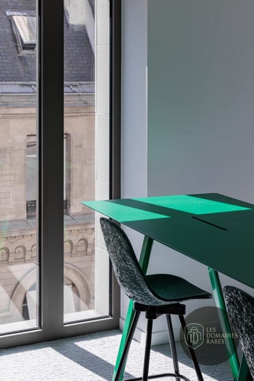 Table de réunion verte près fenêtre