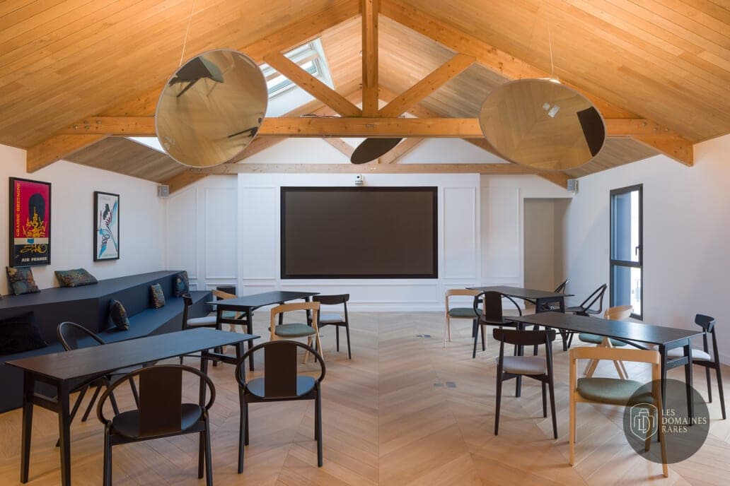 Salle de réunion avec grand écran