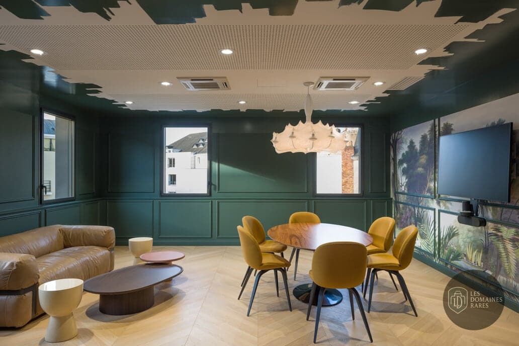 Salle de réunion cosy avec sofa