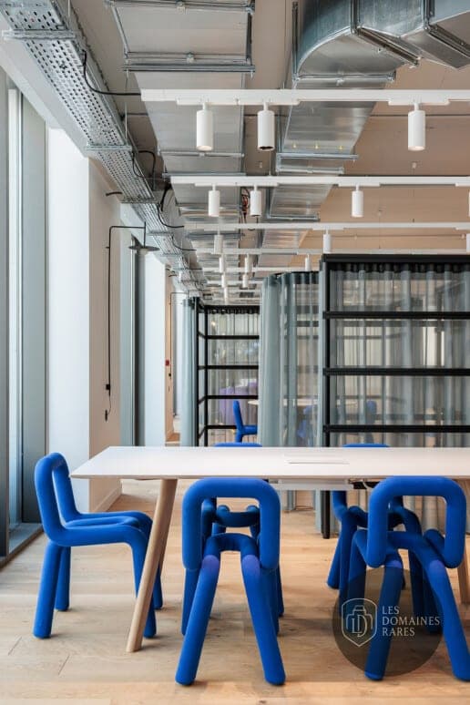 Salle de réunion design avec chaises bleues