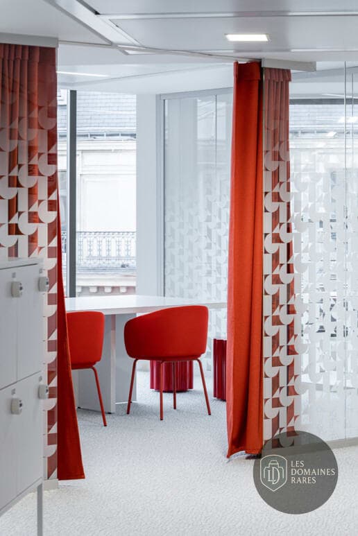 Petite salle de réunion rouge et blanche