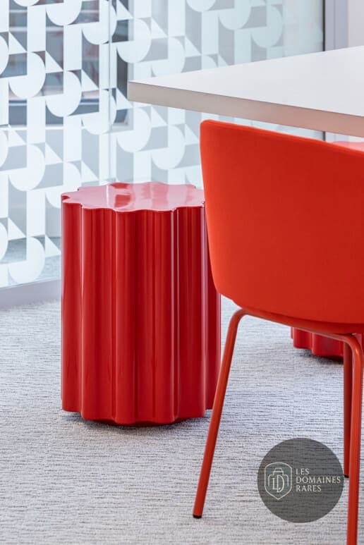 Tabouret rouge dans une salle de réunion