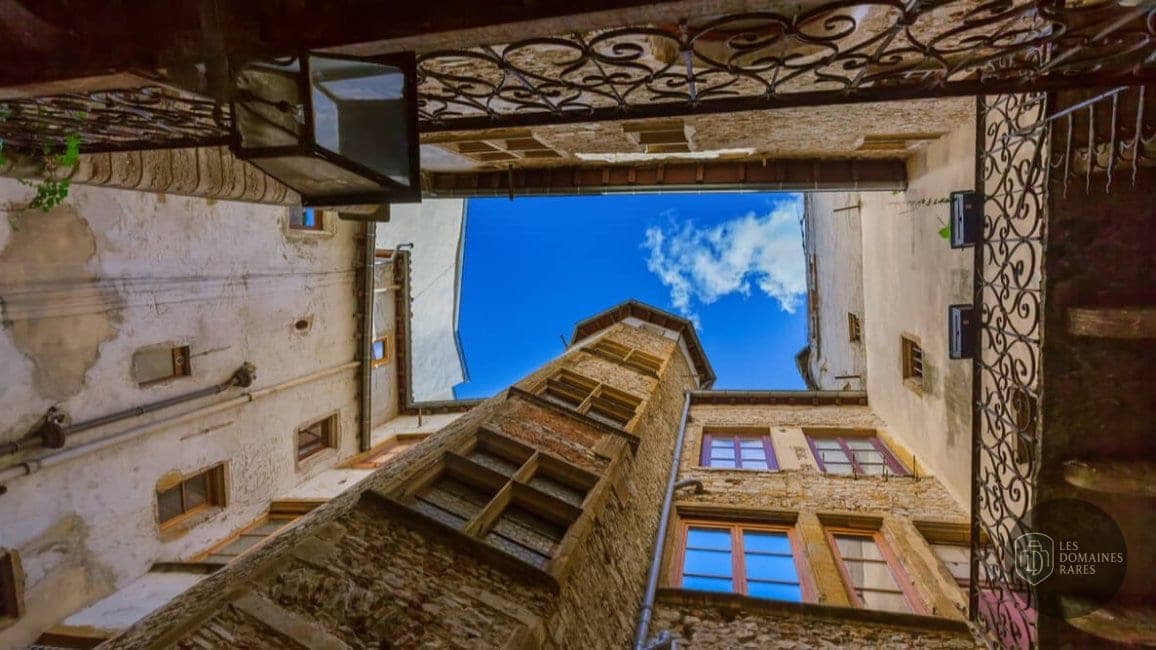 Cour intérieure avec vue sur le ciel