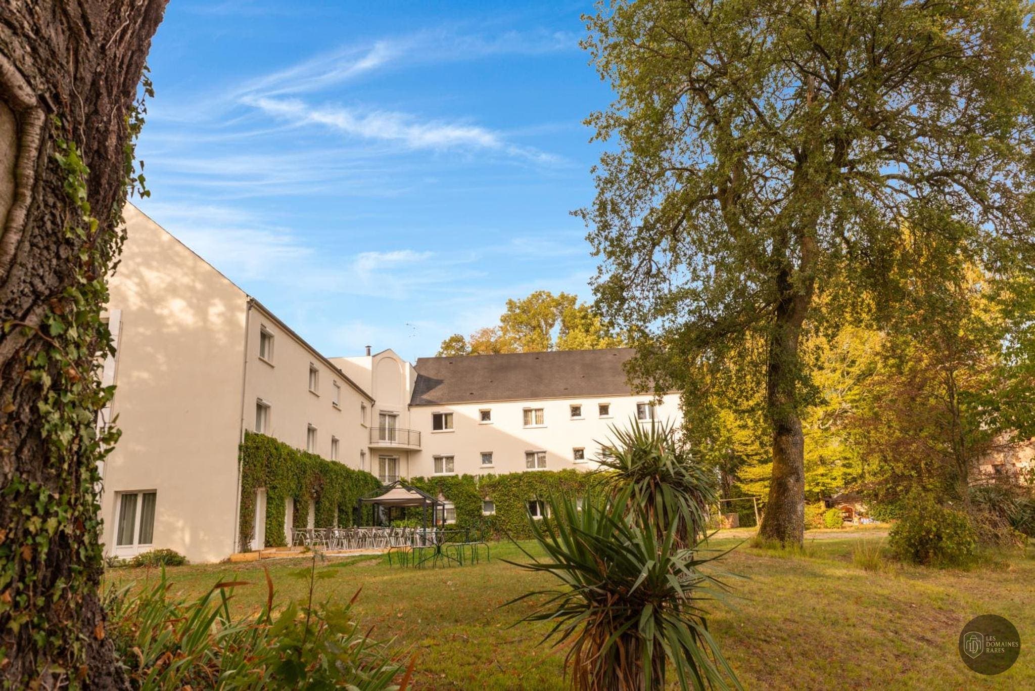 Vue extérieure de l'hôtel Orleans Parc Hotel à La en Centre-Val de Loire
