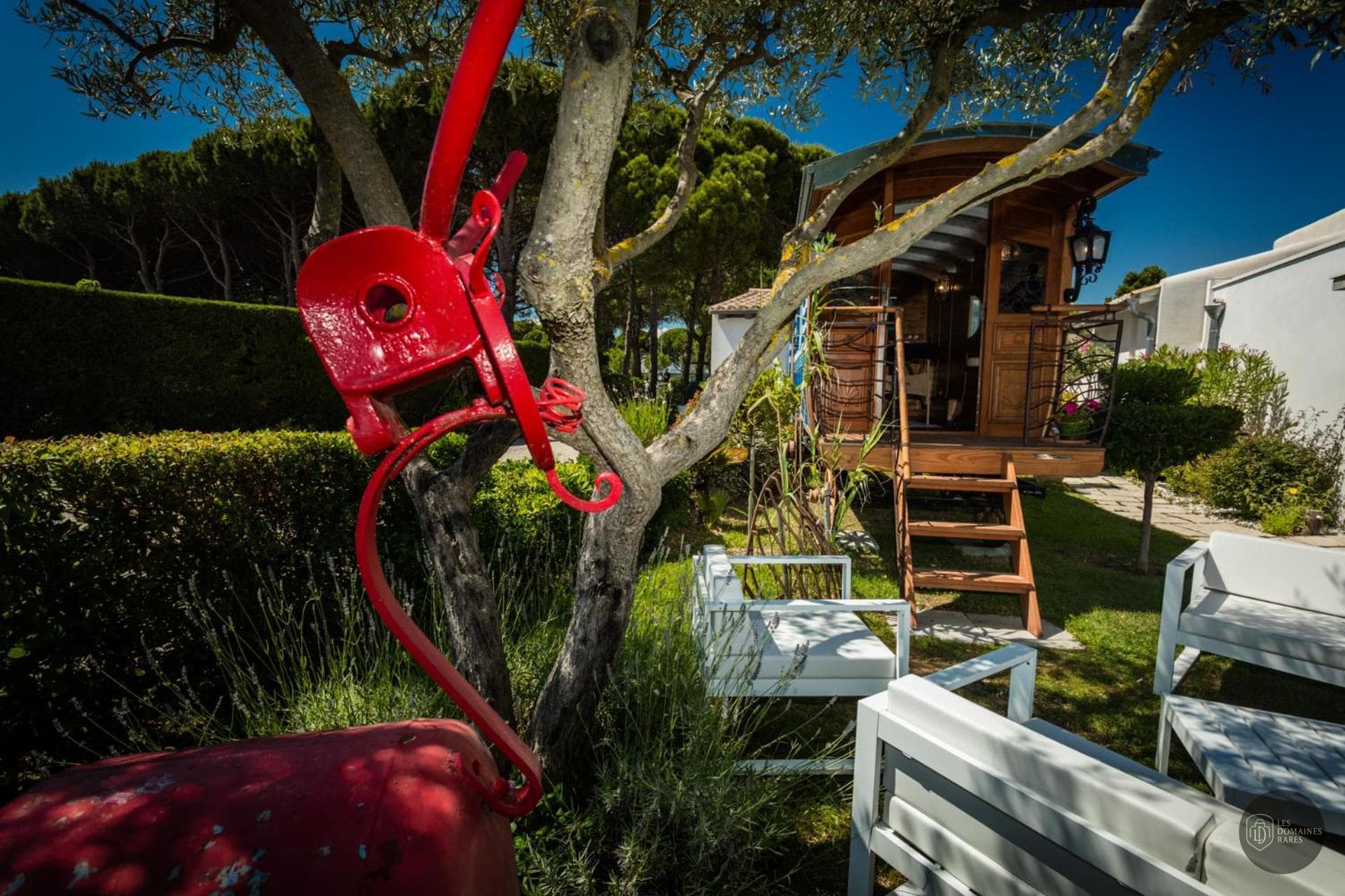 Vue extérieure de l'hôtel Oustau Camarguen à Port en Occitanie