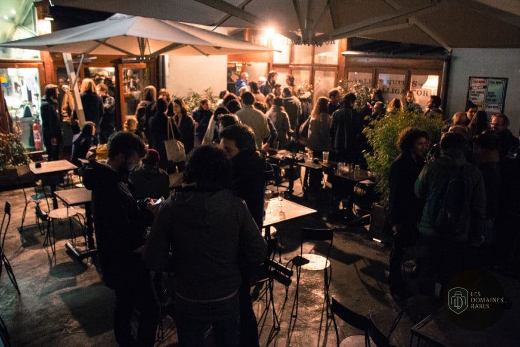 Terrasse extérieure bondée de monde