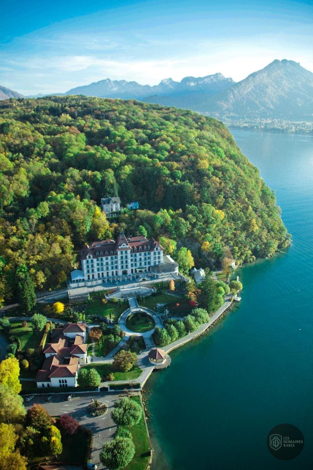 Vue extérieure de l'hôtel Palace de Menthon en Auvergne-Rhône-Alpes
