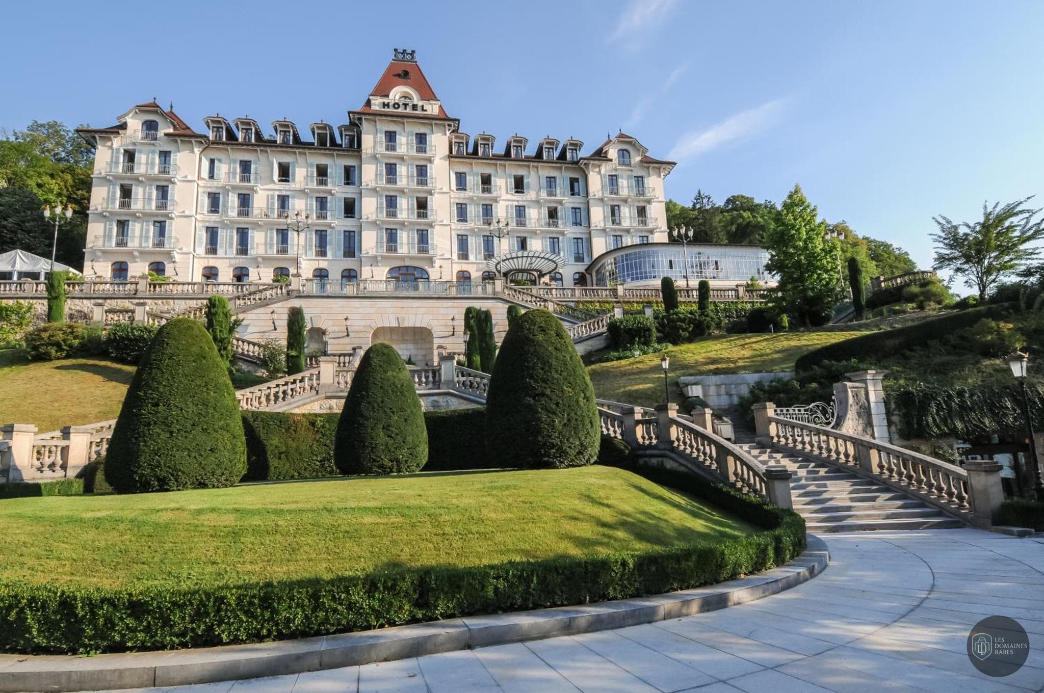 Vue extérieure de l'hôtel Palace de Menthon en Auvergne-Rhône-Alpes