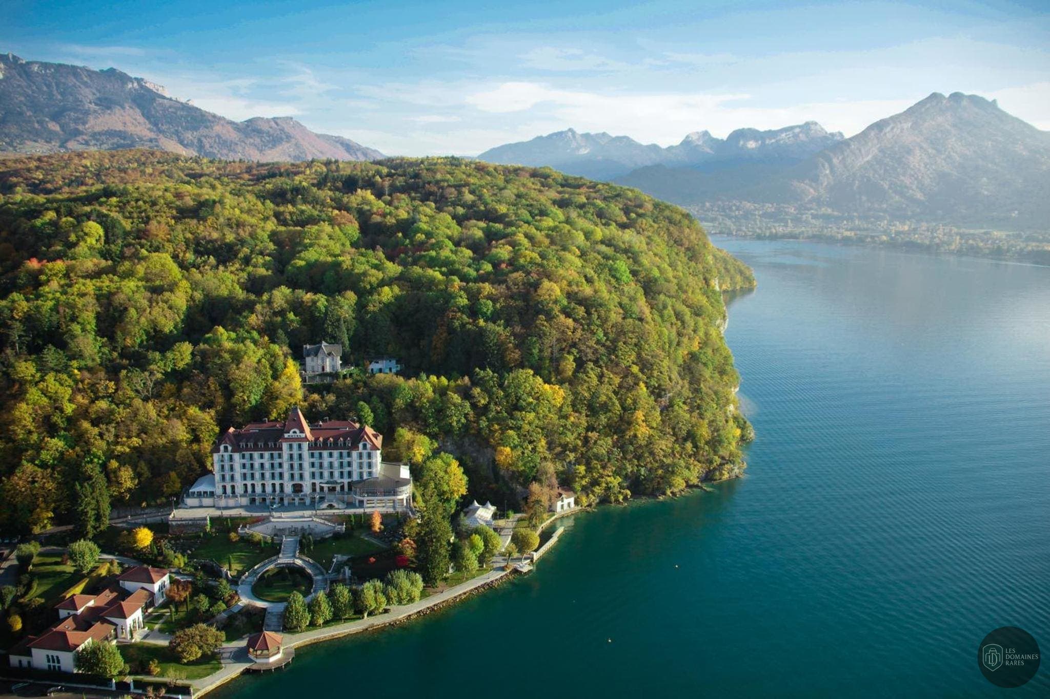 Vue extérieure de l'hôtel Palace de Menthon en Auvergne-Rhône-Alpes