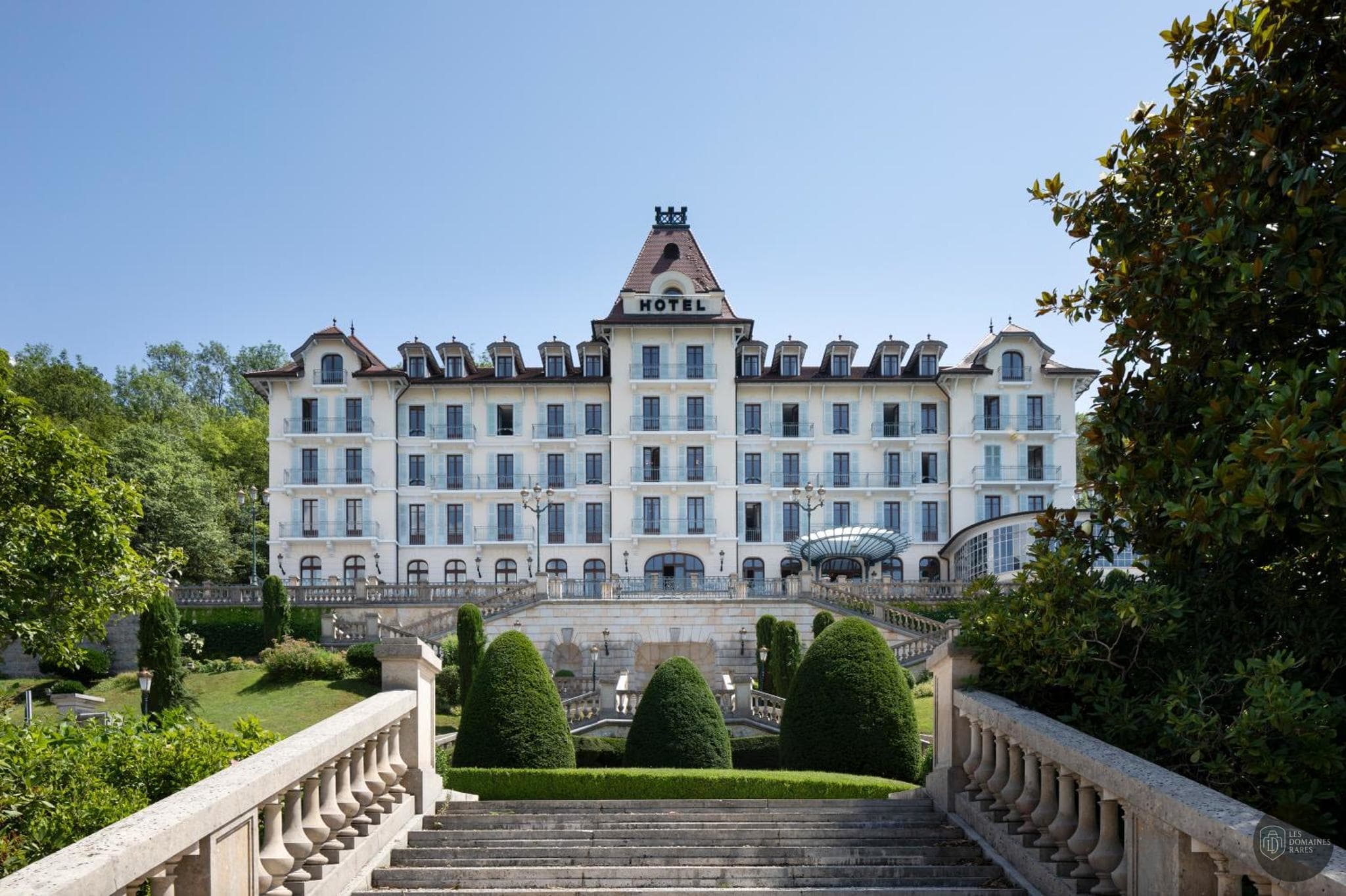 Vue extérieure de l'hôtel Palace de Menthon en Auvergne-Rhône-Alpes