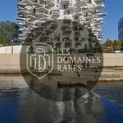 Bâtiment moderne au bord de l'eau